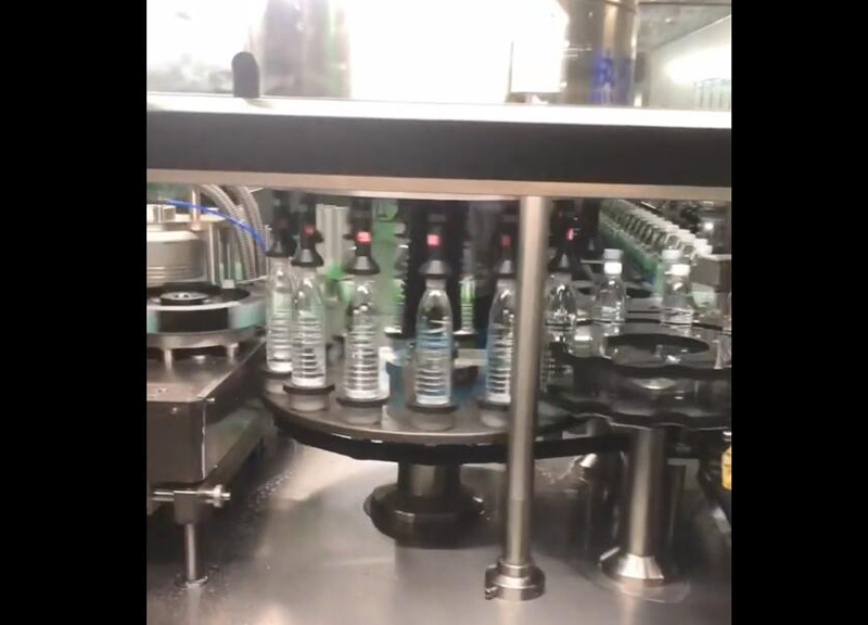 瓶裝水OPP貼標機